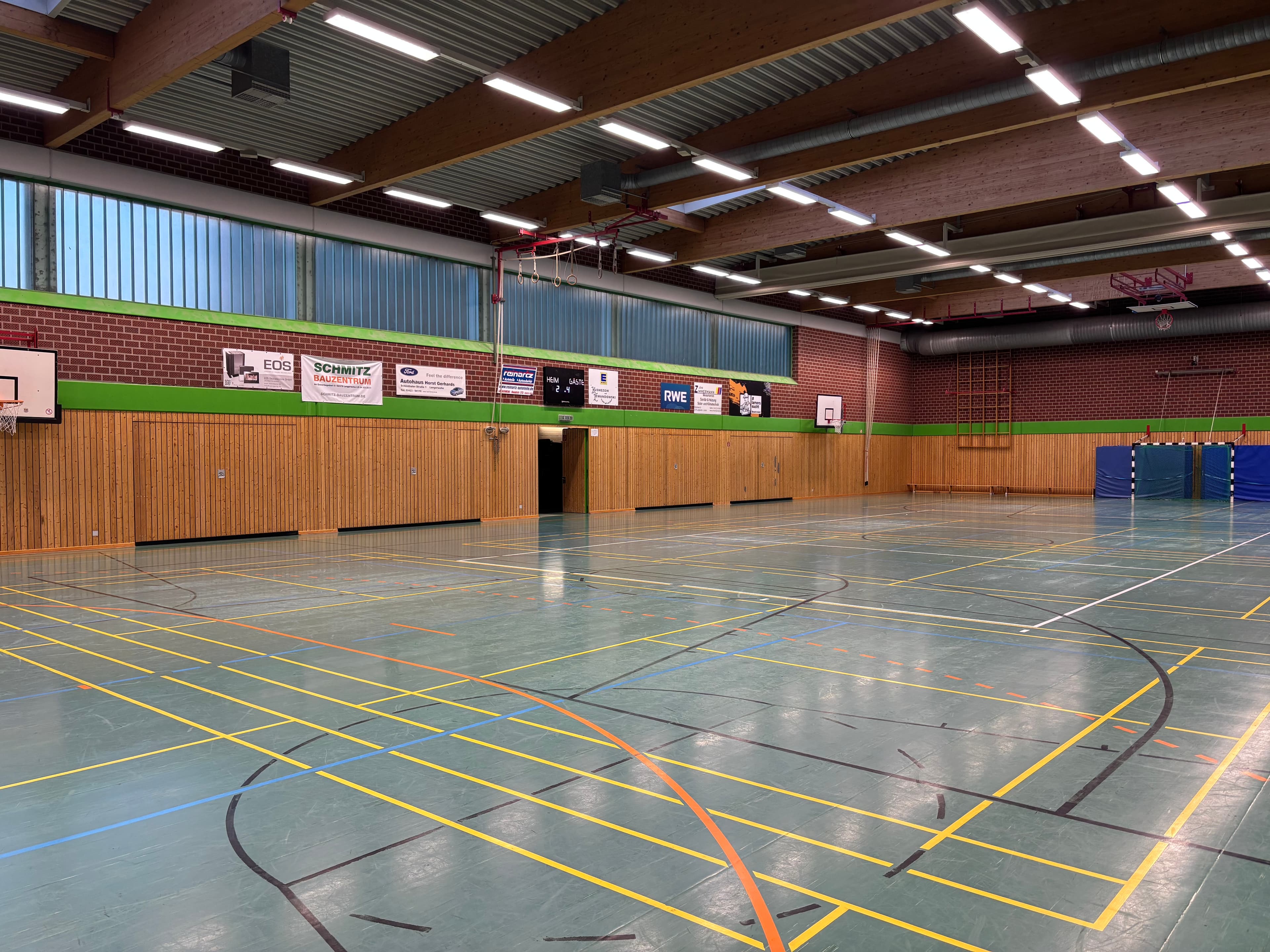 Blick in die Mehrzweckhalle LA II mit Tribüne